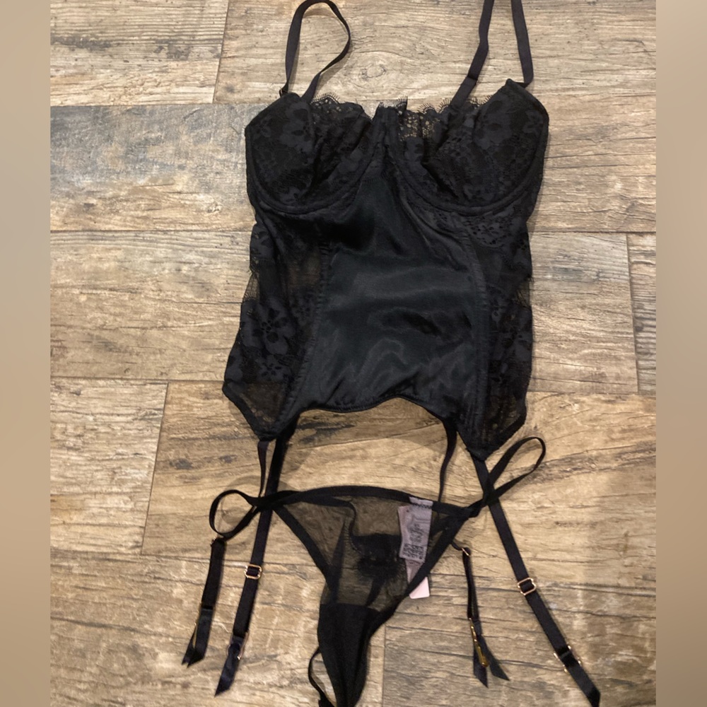 NWT Victoria’s Secret, Black Bustier w/garter straps w/matching thong, size 34DD